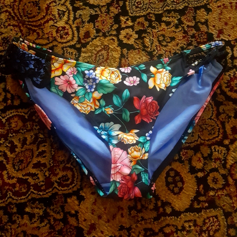 Time and Tru bikini bottom size M (8-10)